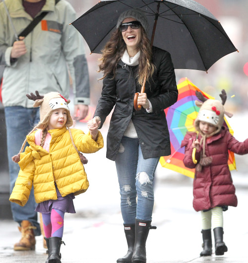 Sarah Jessica Parker has a good laugh with her twin daughters **USA, Canada, Australia ONLY**